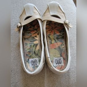 Women's Route 66 size 7 flats, tan and brown, great condition